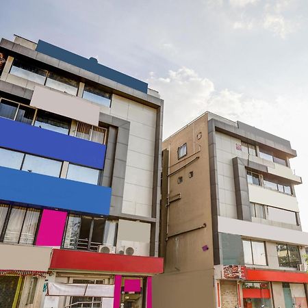 Capital O Maple View Hotel Naroda Buitenkant foto