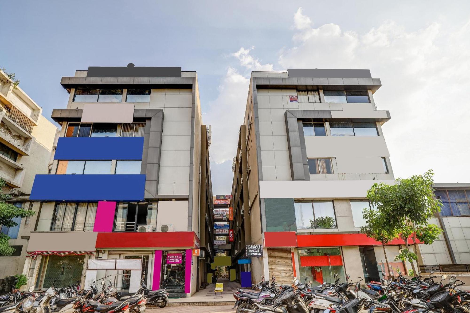 Capital O Maple View Hotel Naroda Buitenkant foto