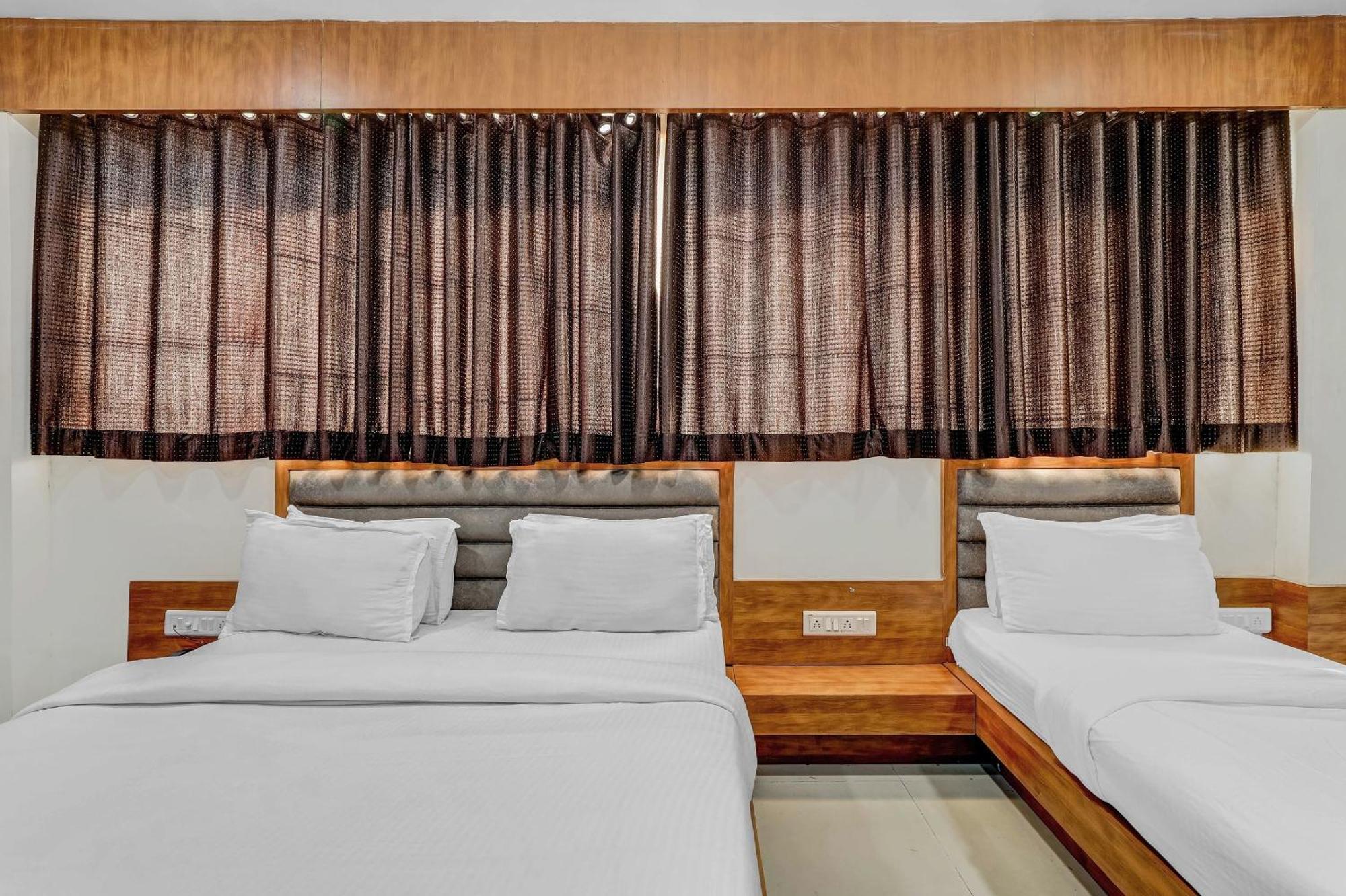 Capital O Maple View Hotel Naroda Buitenkant foto