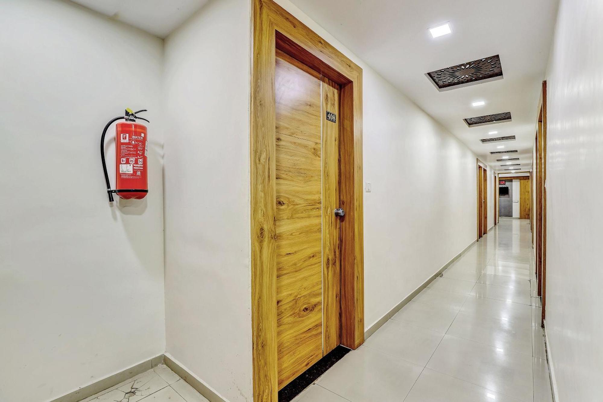 Capital O Maple View Hotel Naroda Buitenkant foto