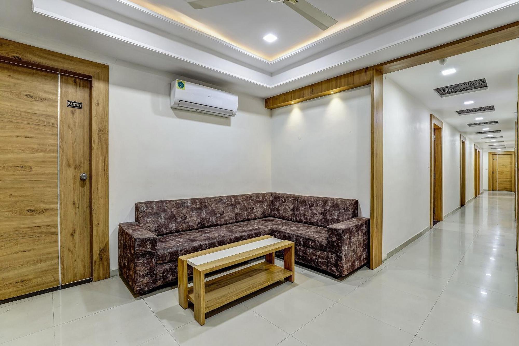 Capital O Maple View Hotel Naroda Buitenkant foto