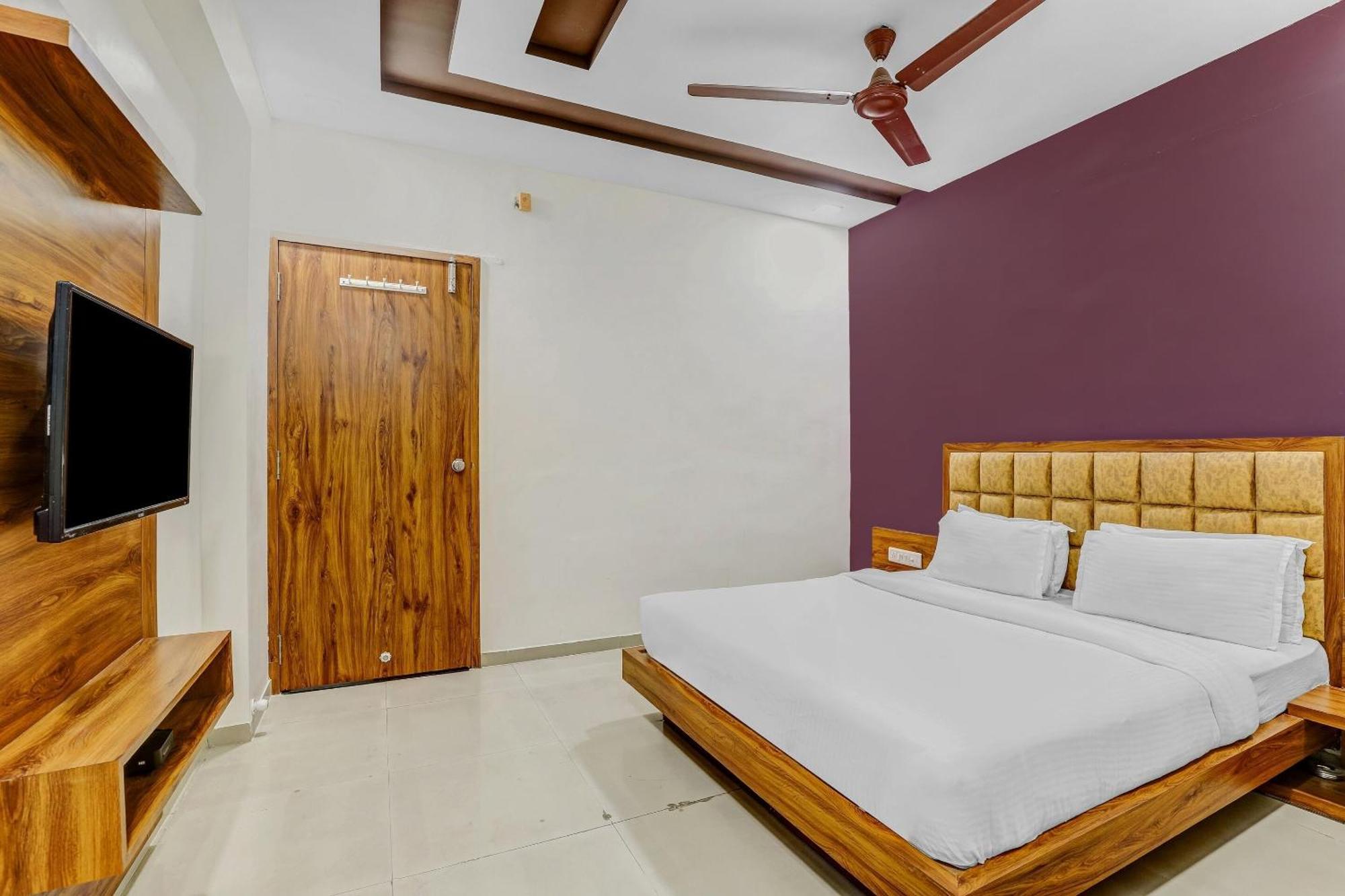 Capital O Maple View Hotel Naroda Buitenkant foto