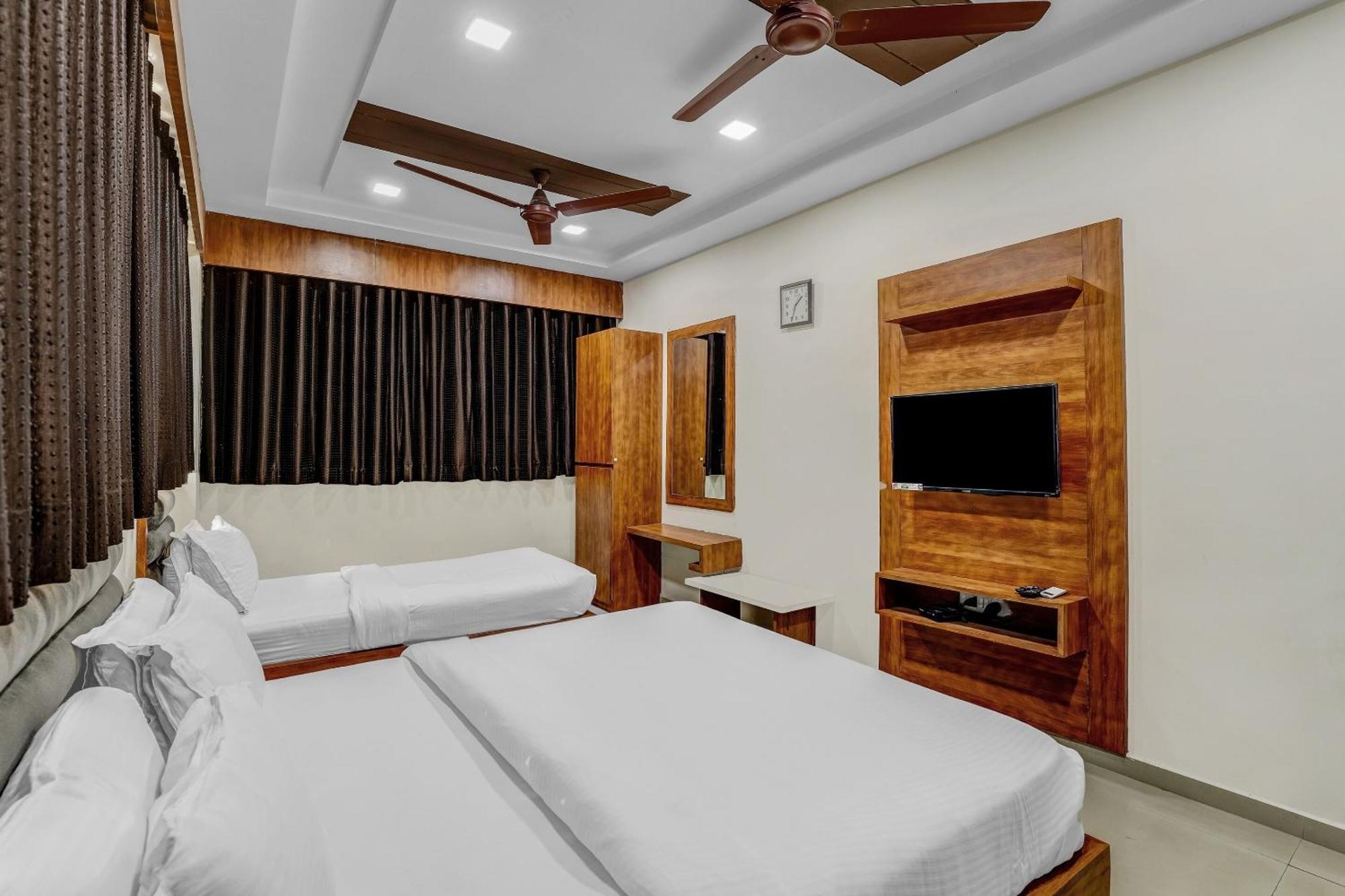 Capital O Maple View Hotel Naroda Buitenkant foto