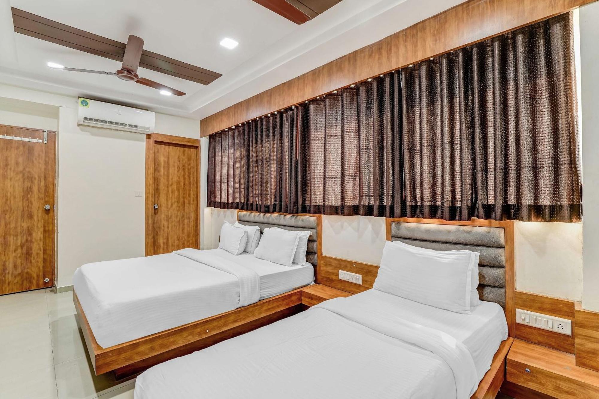 Capital O Maple View Hotel Naroda Buitenkant foto