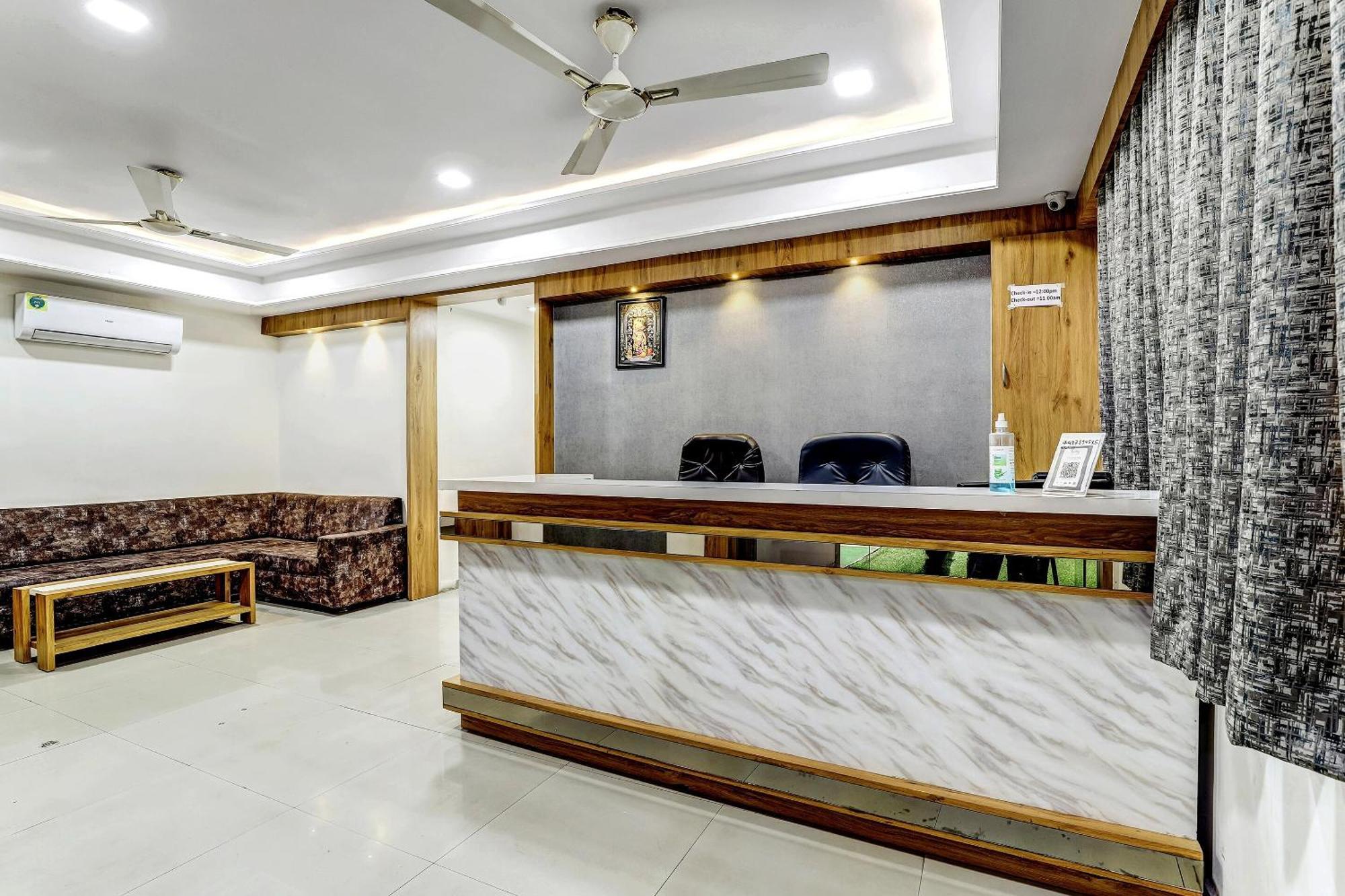 Capital O Maple View Hotel Naroda Buitenkant foto