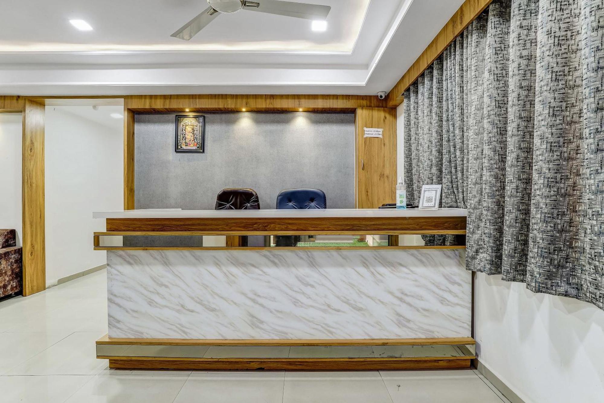Capital O Maple View Hotel Naroda Buitenkant foto