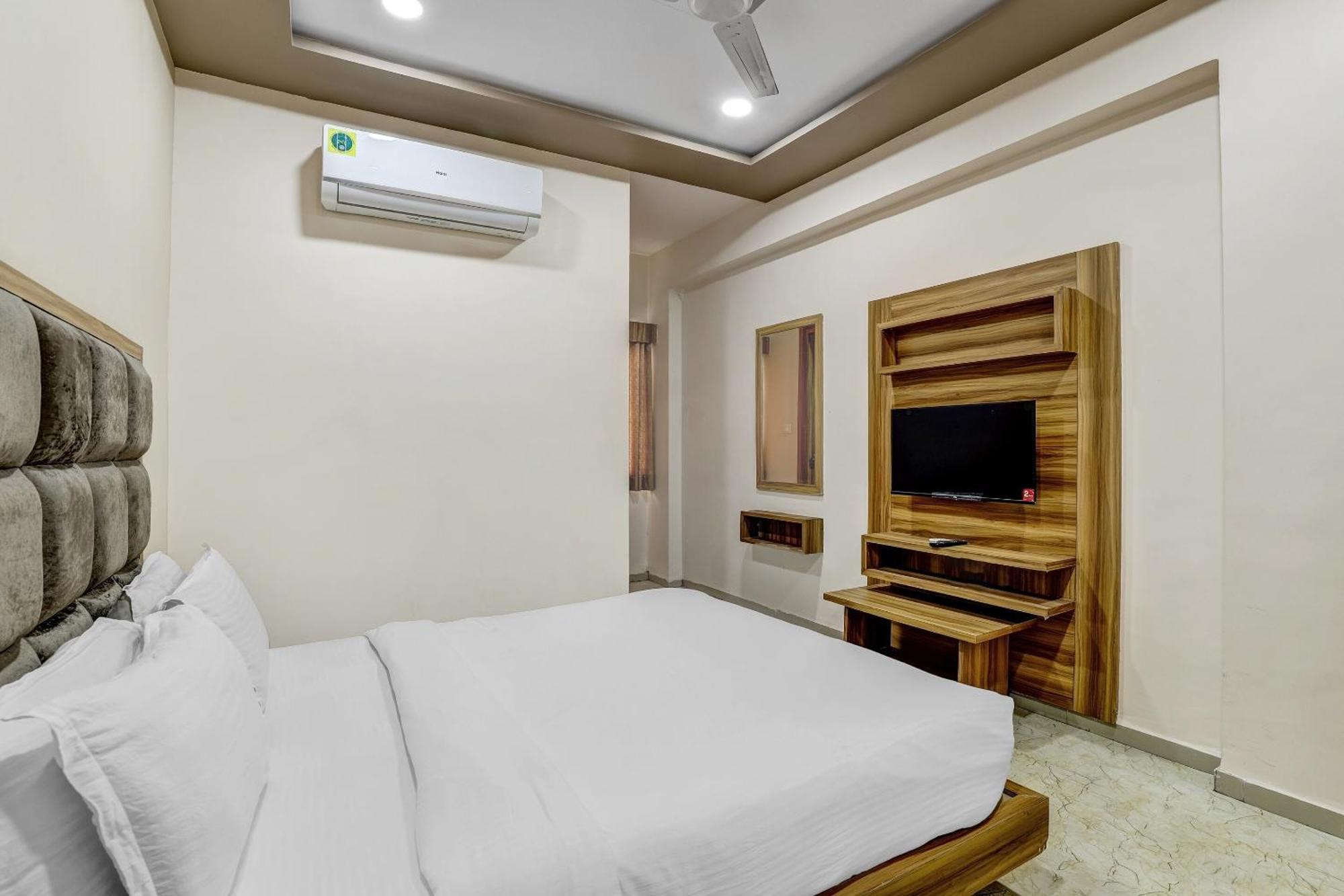 Capital O Maple View Hotel Naroda Buitenkant foto