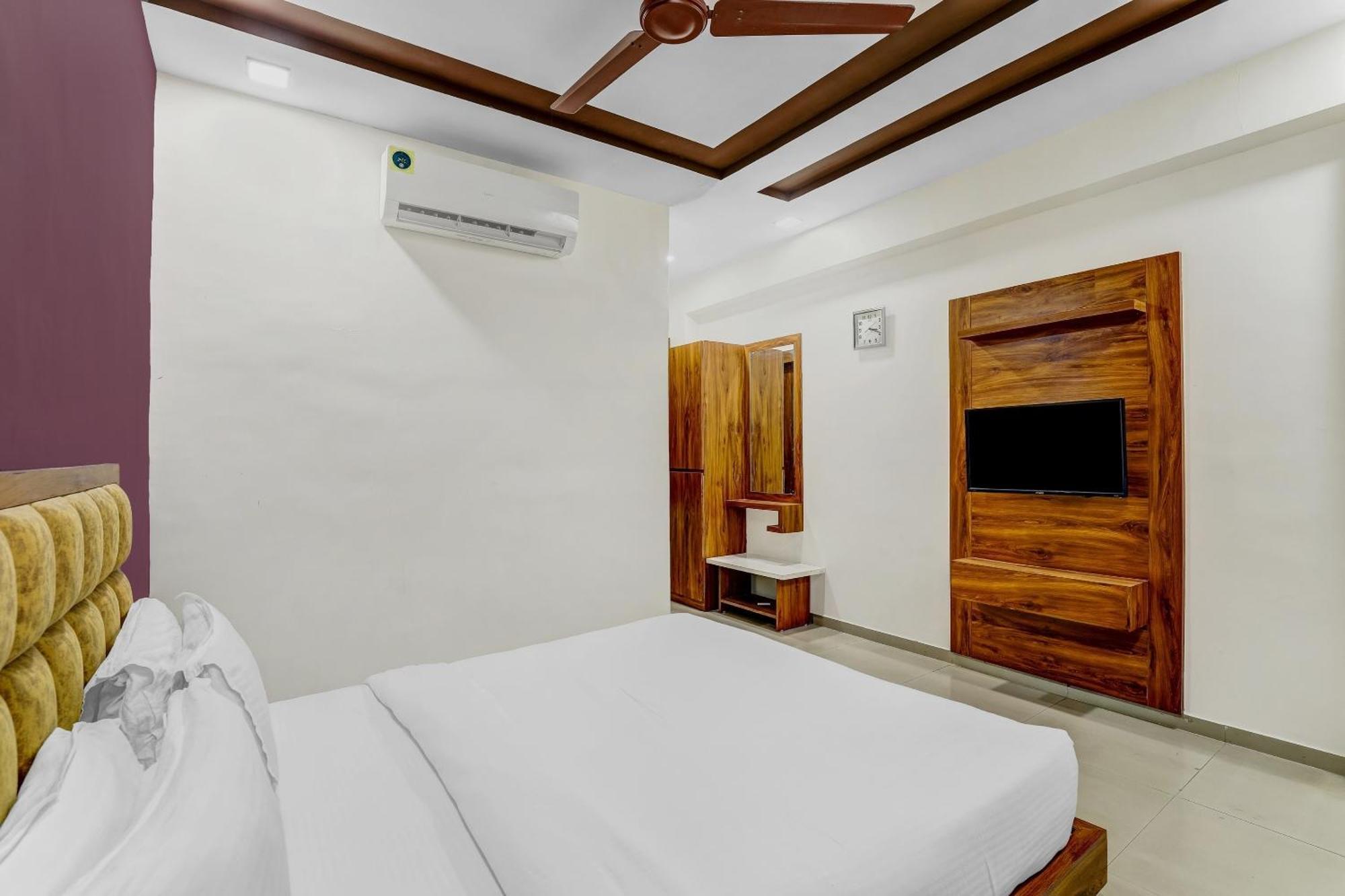 Capital O Maple View Hotel Naroda Buitenkant foto