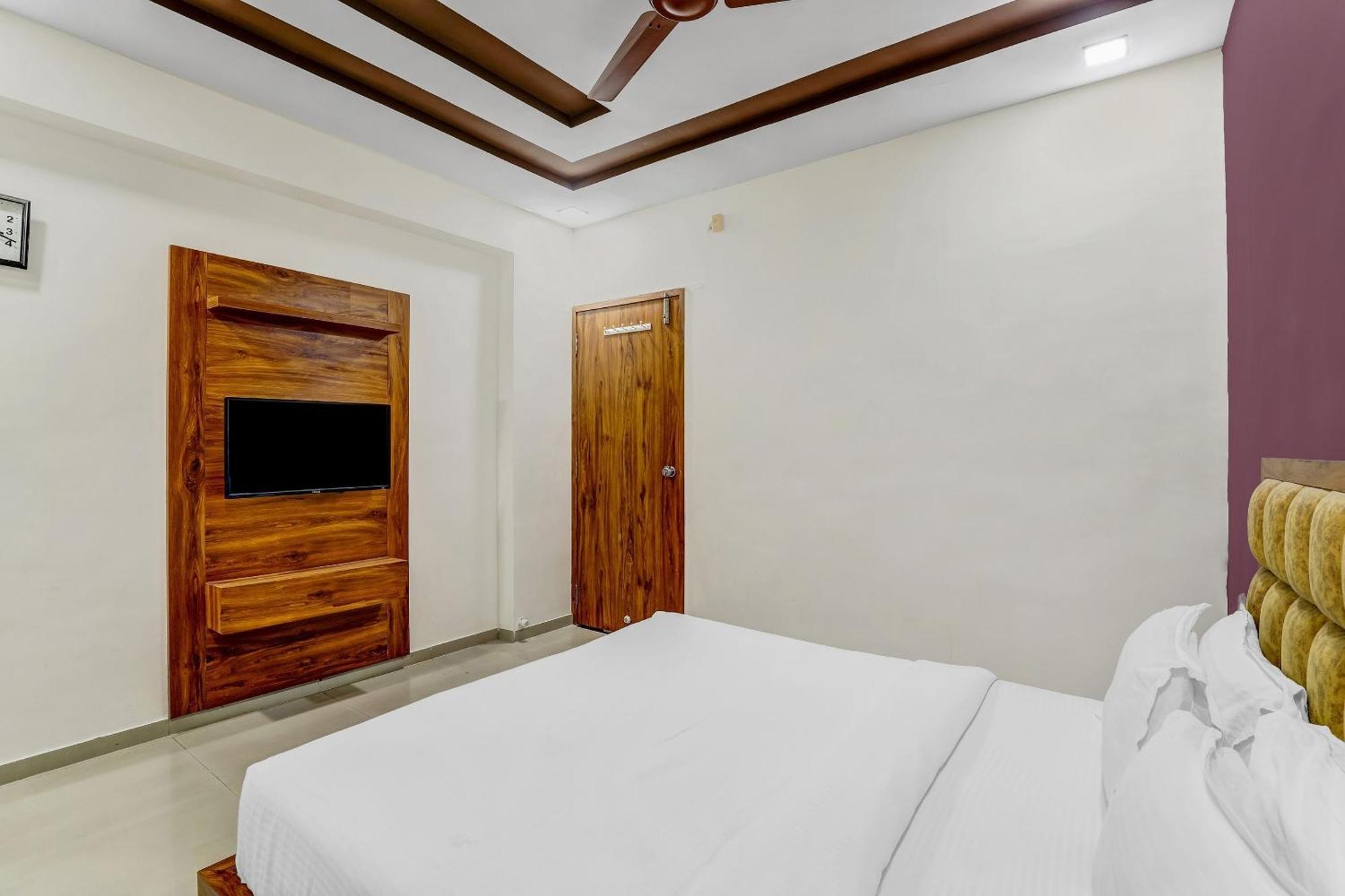 Capital O Maple View Hotel Naroda Buitenkant foto