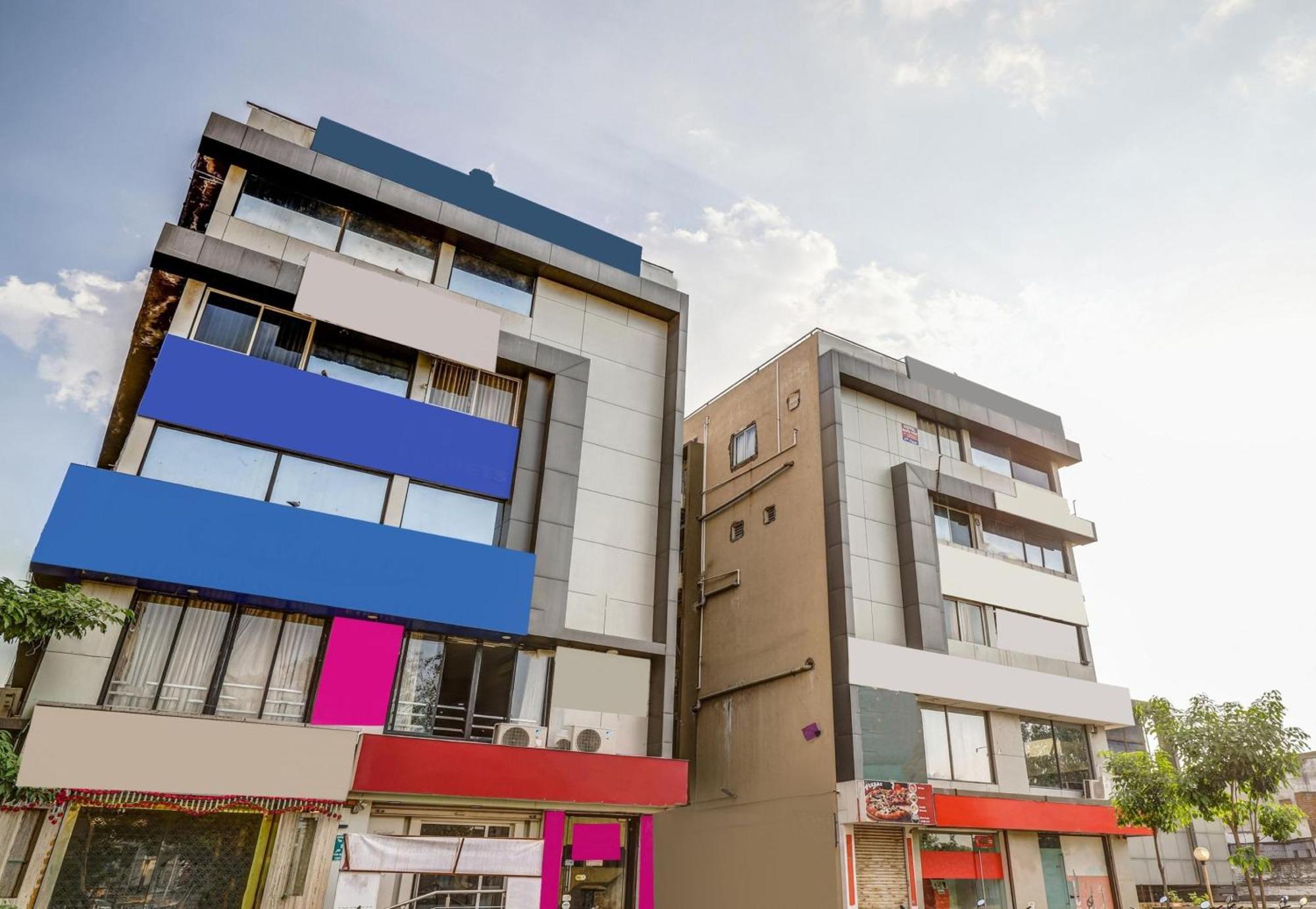 Capital O Maple View Hotel Naroda Buitenkant foto