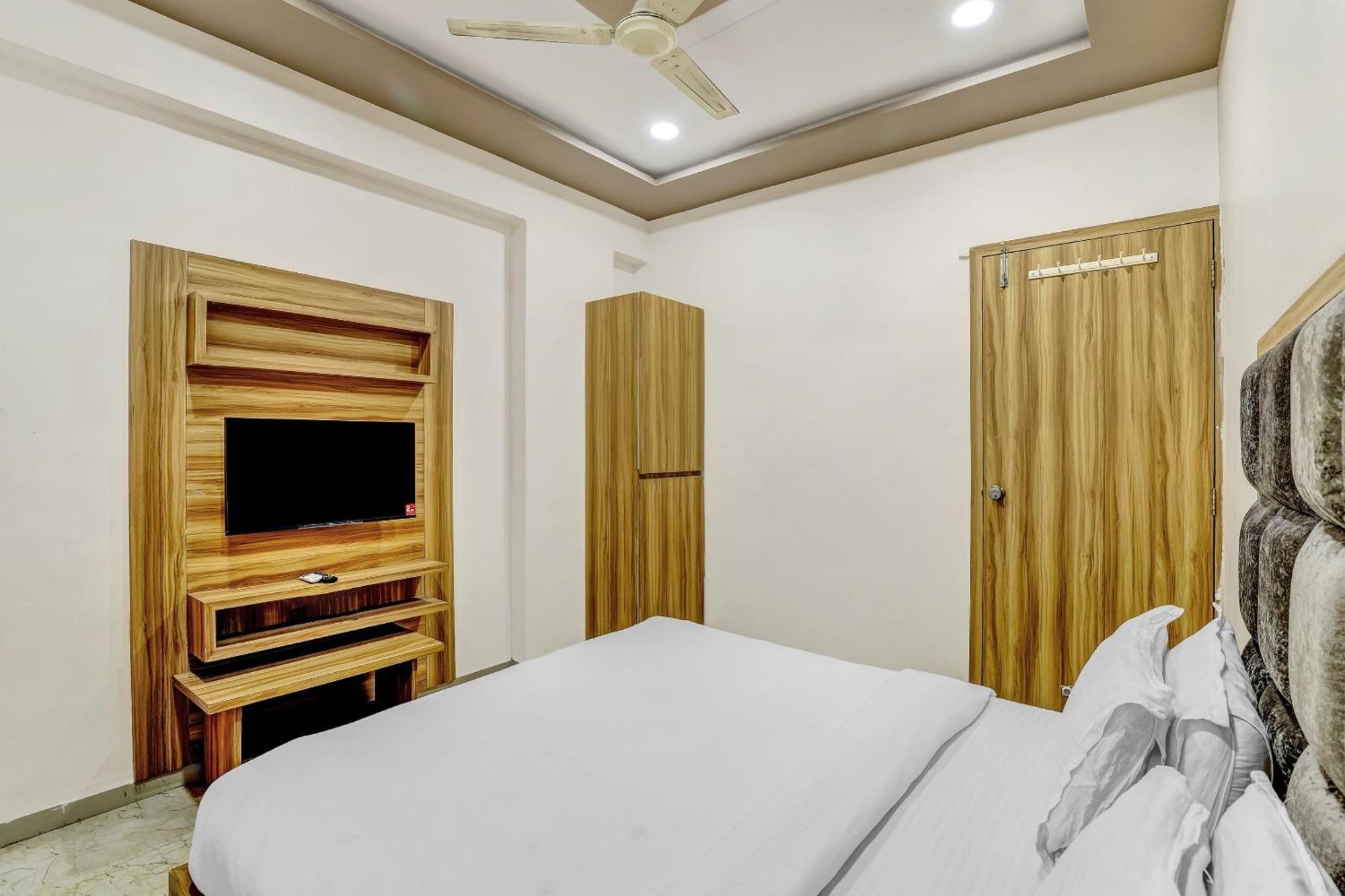 Capital O Maple View Hotel Naroda Buitenkant foto