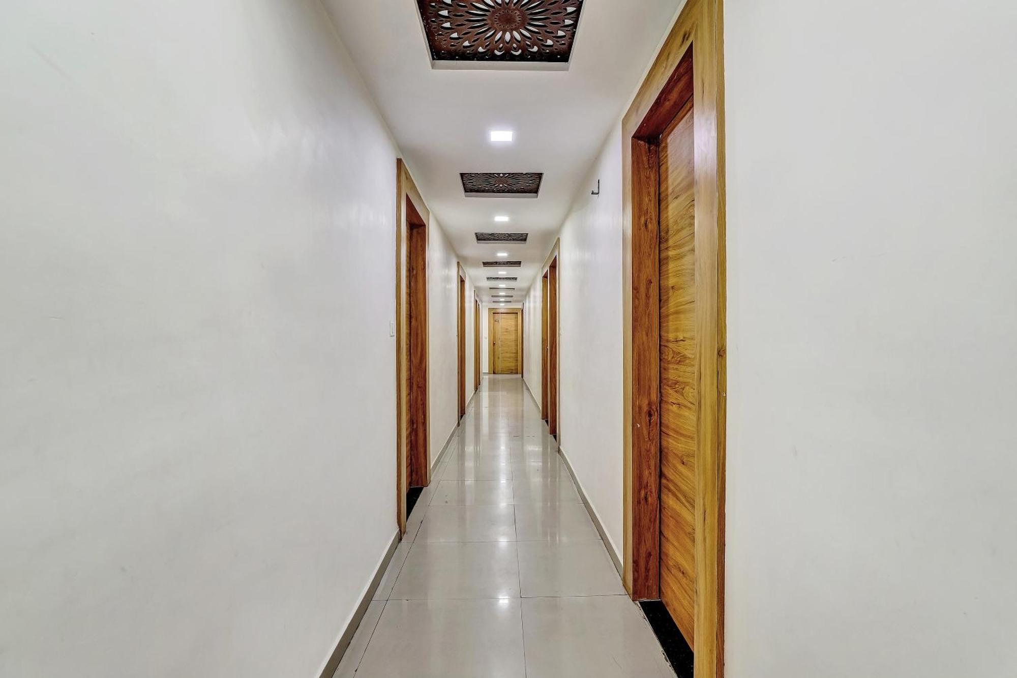 Capital O Maple View Hotel Naroda Buitenkant foto