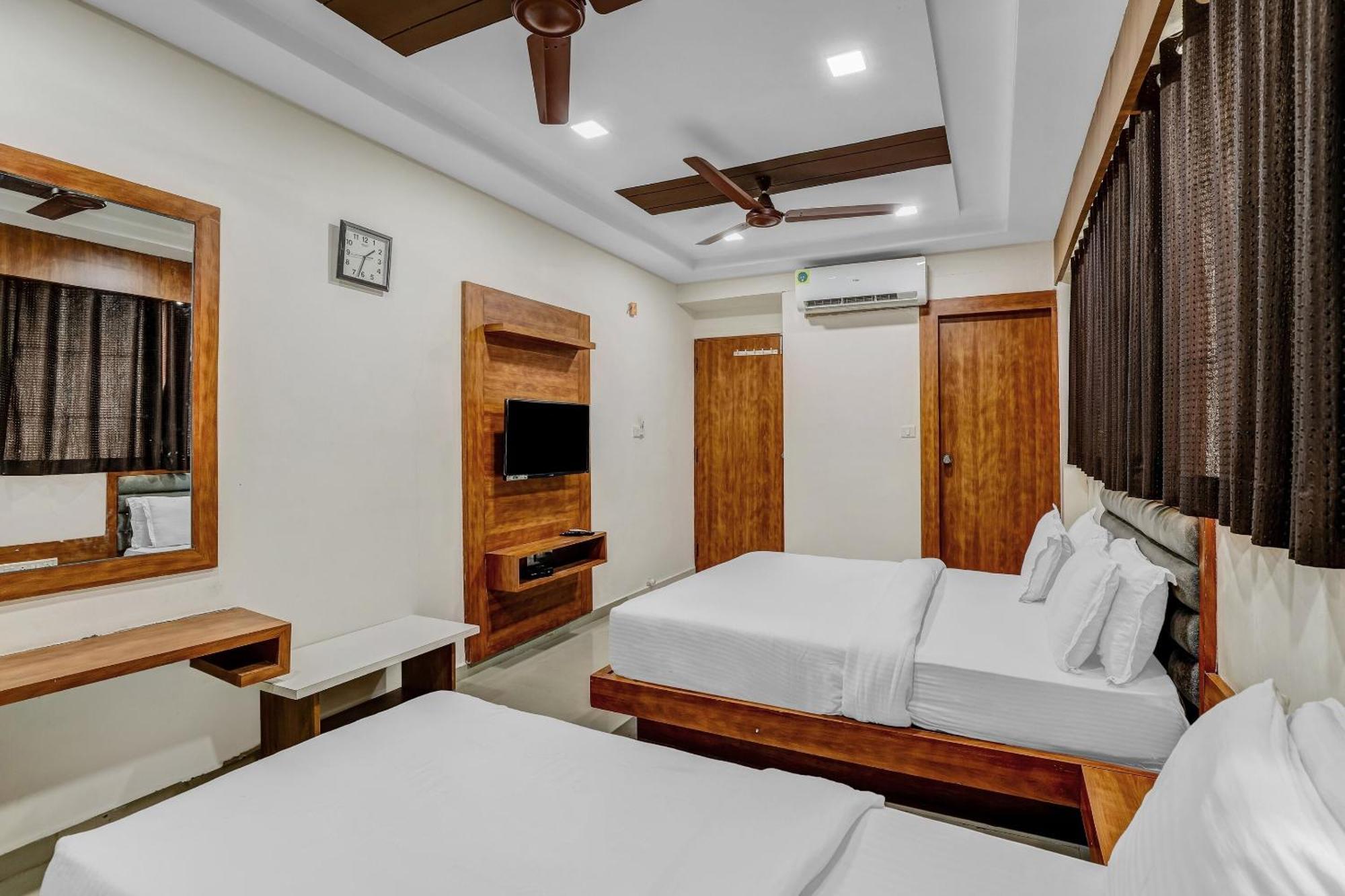 Capital O Maple View Hotel Naroda Buitenkant foto